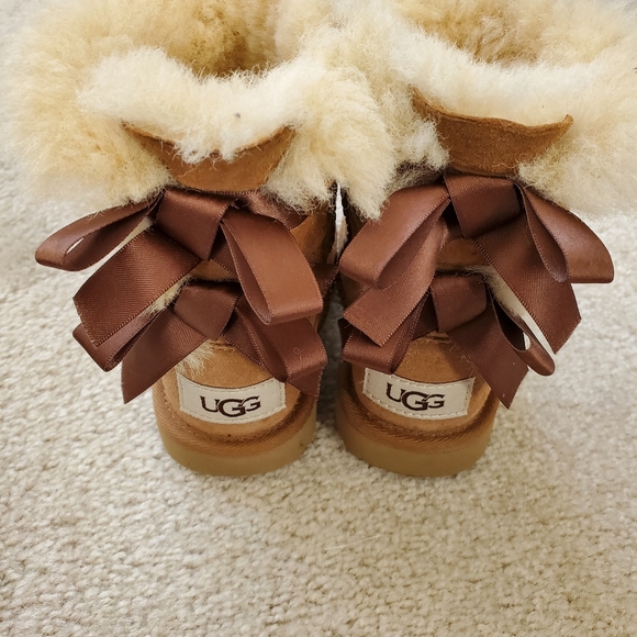 Uggs Kids Shearling Bow Boots.  Size 7 (Girls) - Picture 2 of 14